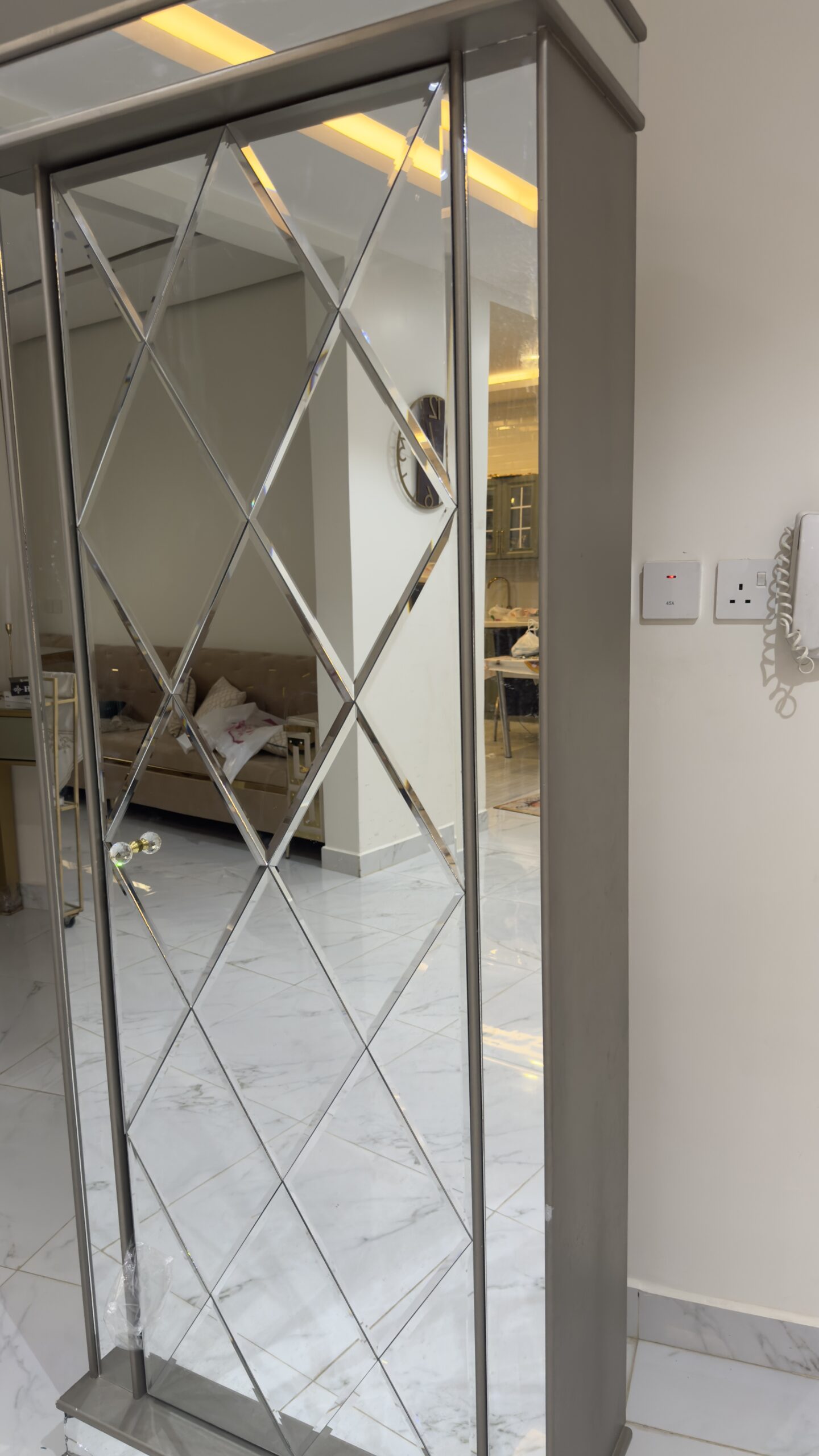 دولاب عبايات نظيف جدا ولايوجد فيه عيوب استخدام سنه