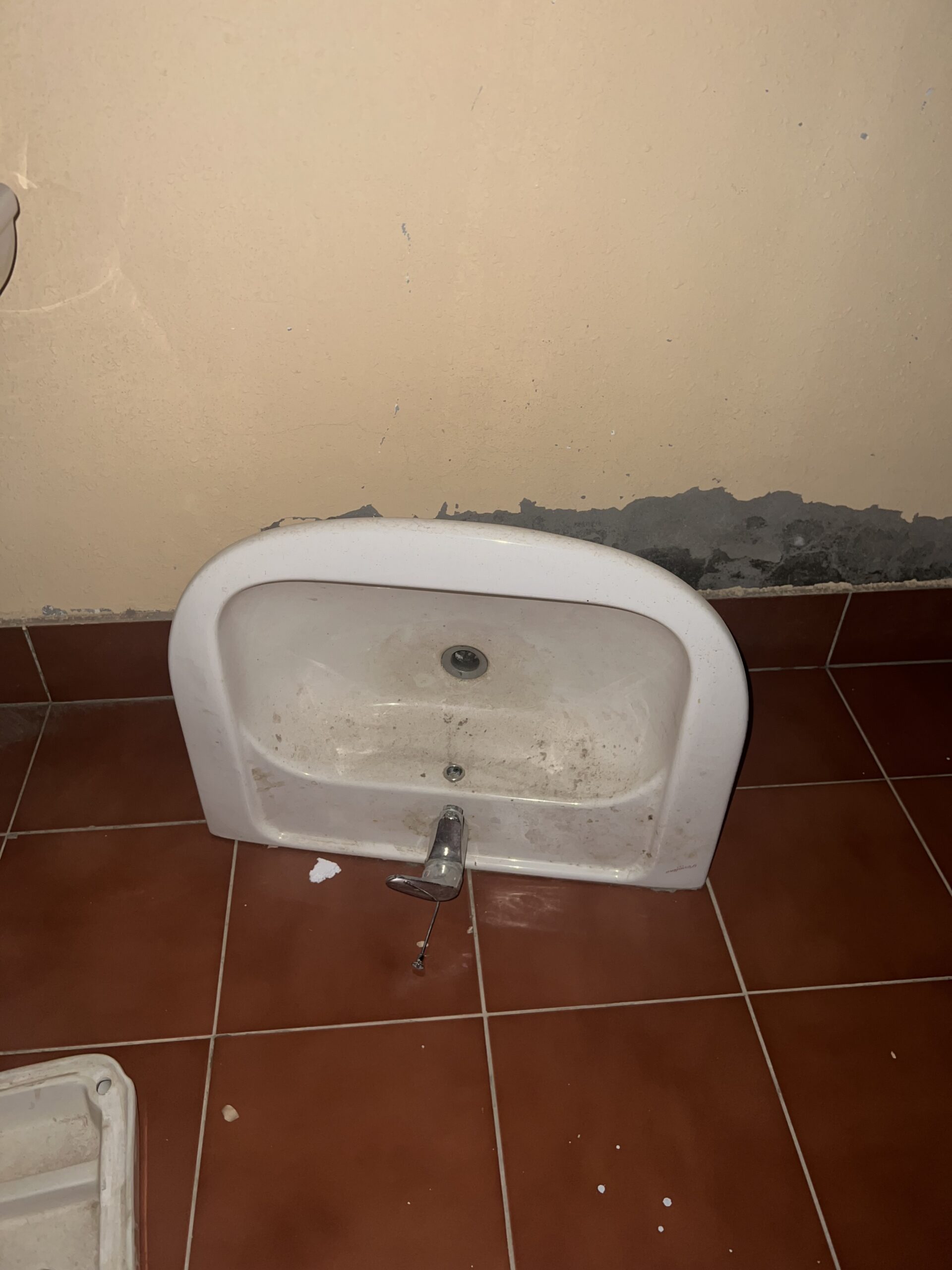 كراسي و مغاسل نظيفه بس عليها غبره و كلها سليمه ماف