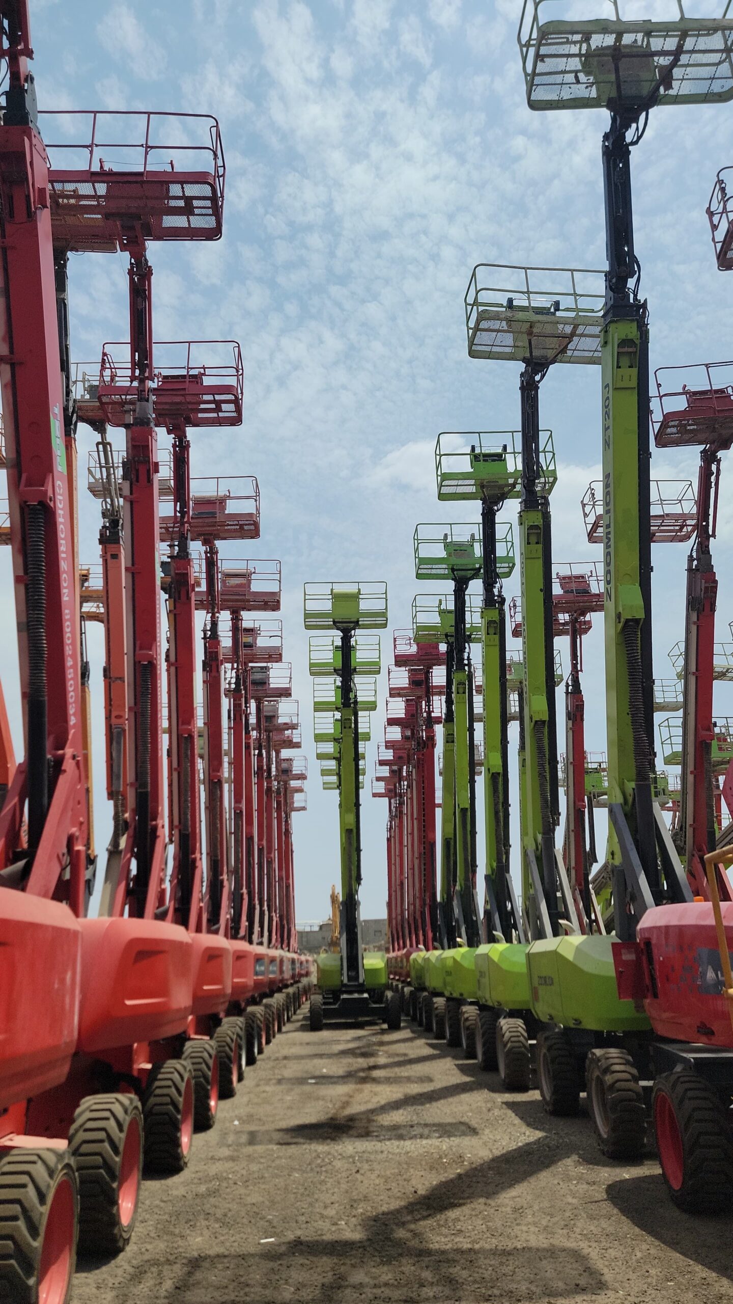 سقالات كهرباء وديزل سيزرلفت ومانلفت للايجار شهري س