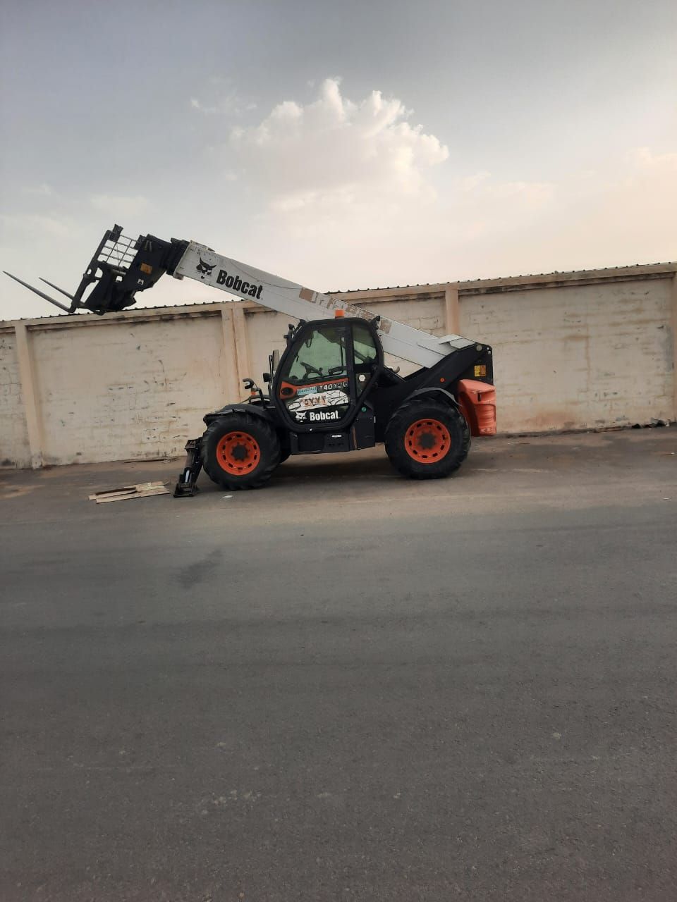 تأجير معدات ثقليه رافعة شؤكيه سكين كرينات للايجار