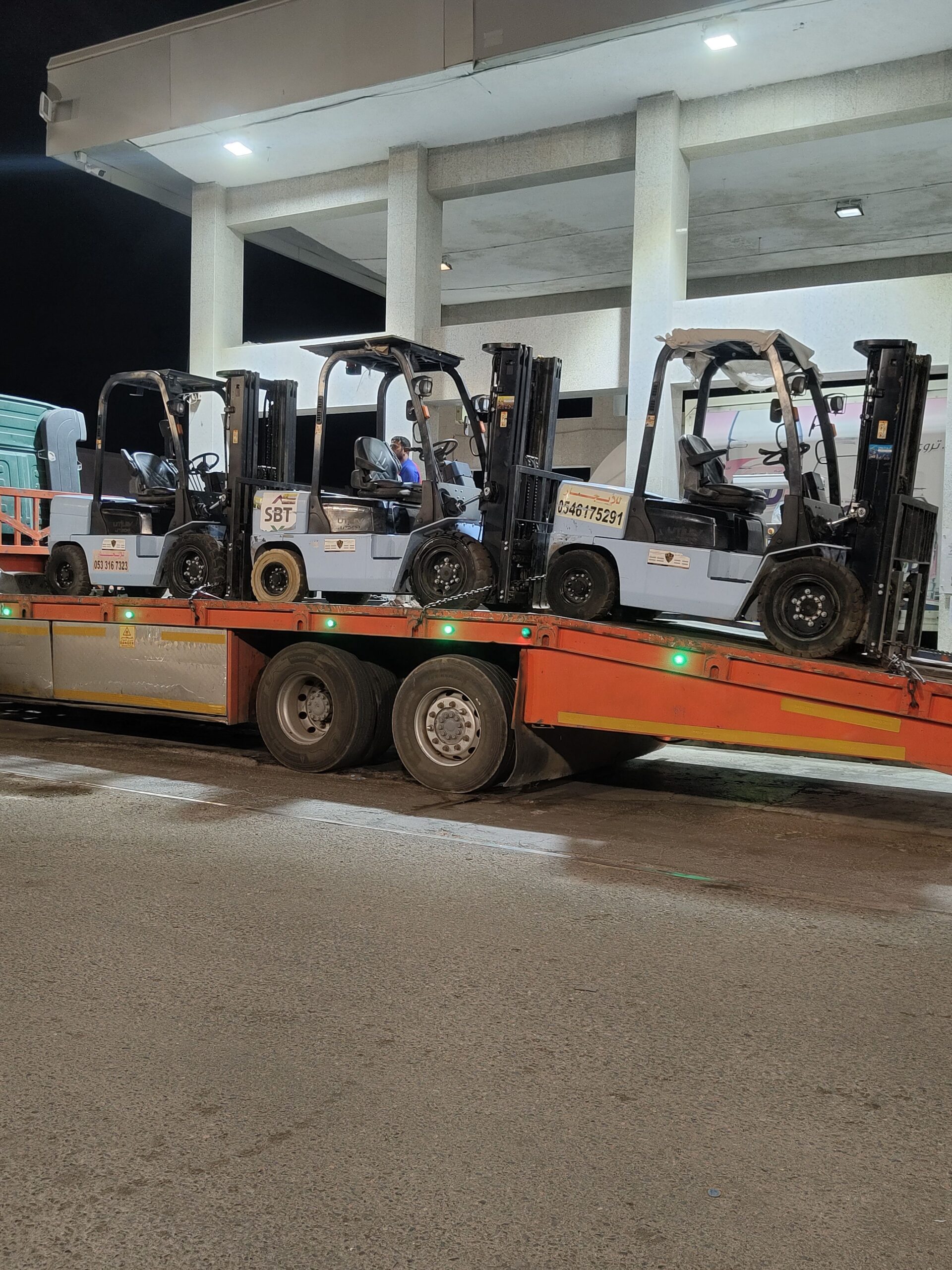 جي سي بي كرينات جميع انواع المعدات للايجار سيزرات