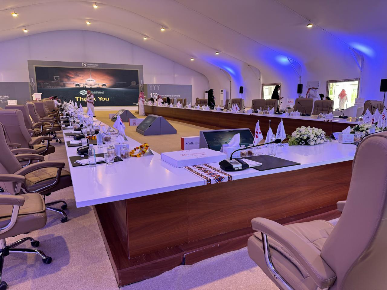 تأجير كنب جلد ابيض ,كراسي فندقية , طاولات طعام