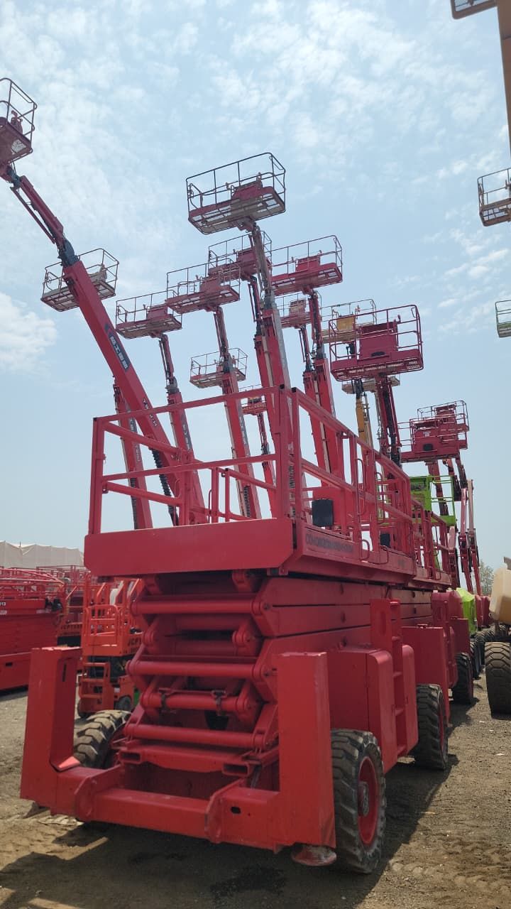 سقالات كهرباء وديزل سيزرلفت ومانلفت للايجار شهري س