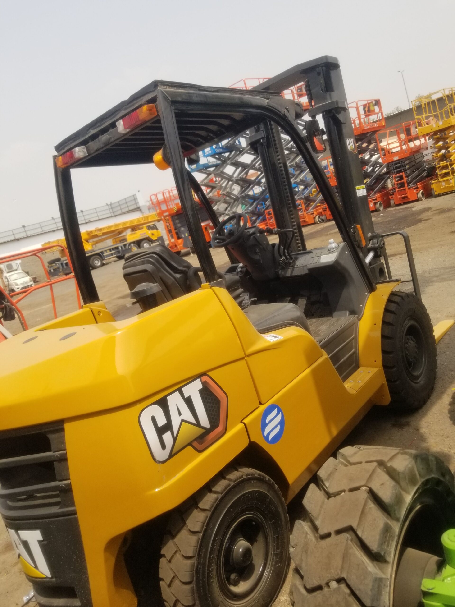 سيزر لفت للايجار اليومي والشهري رافعات شوكية للايج