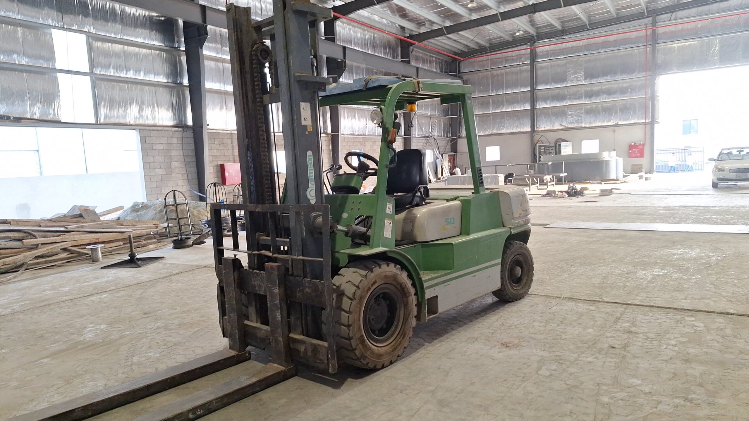 سيزر لفت للايجار رافعات شوكية للايجار وكرينات