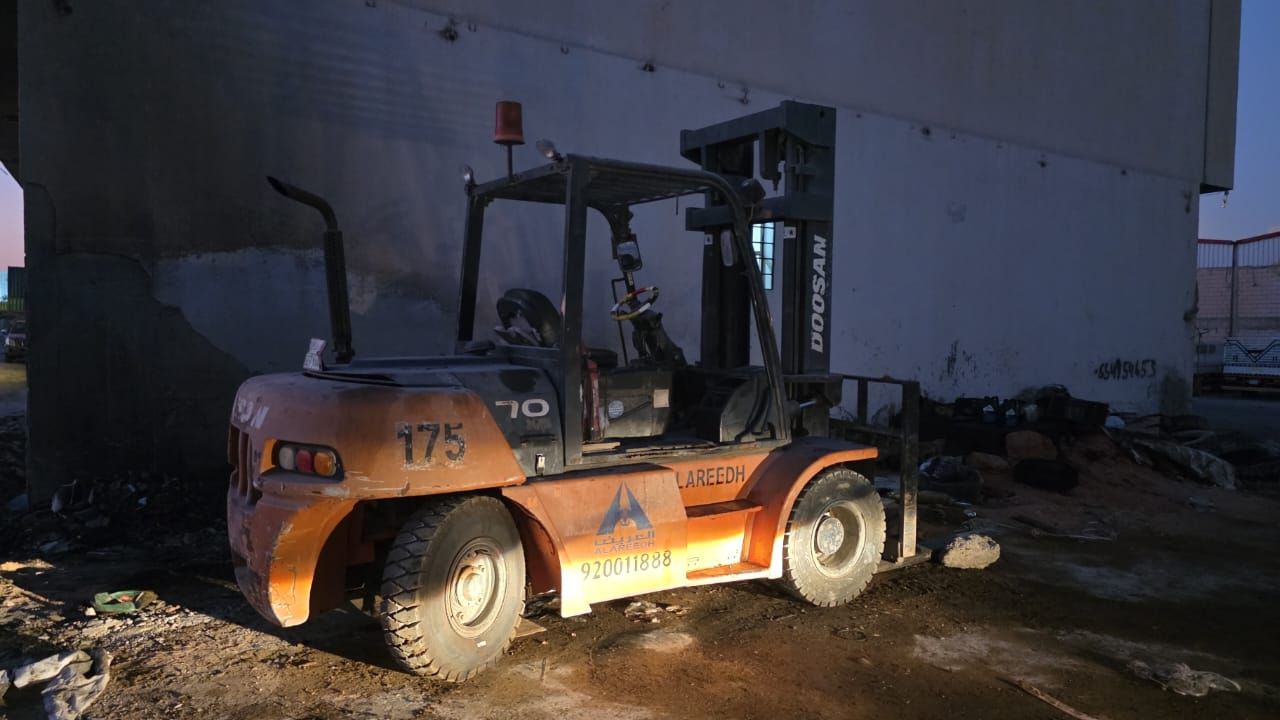 رافعه شوكية 7طن للايجار اليومي والاسبوعي والشهري س