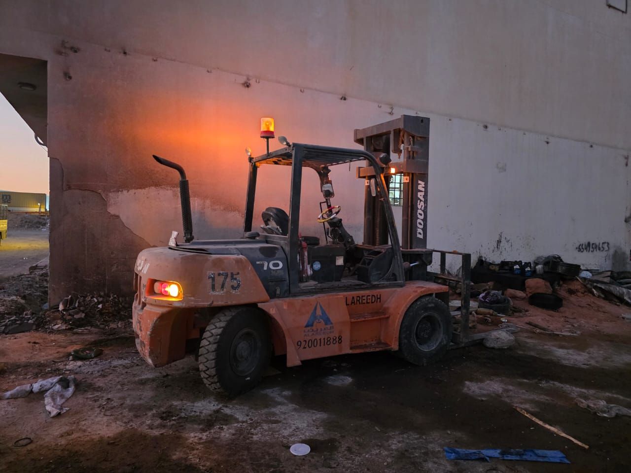 رافعه شوكية 7طن للايجار اليومي والاسبوعي والشهري س