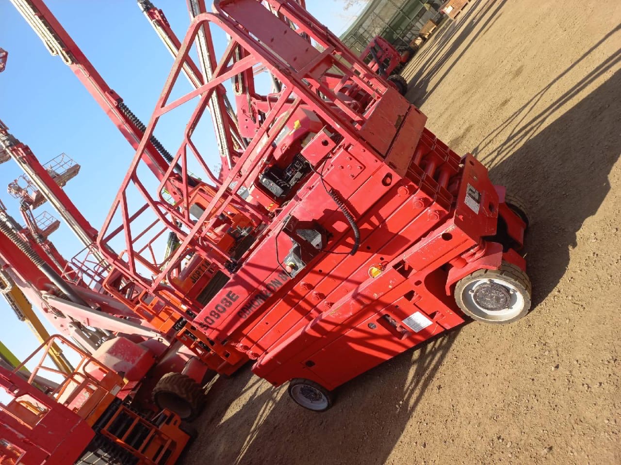 ايجار جميع انواع الروافع الشوكيه والكرينات والسيزر