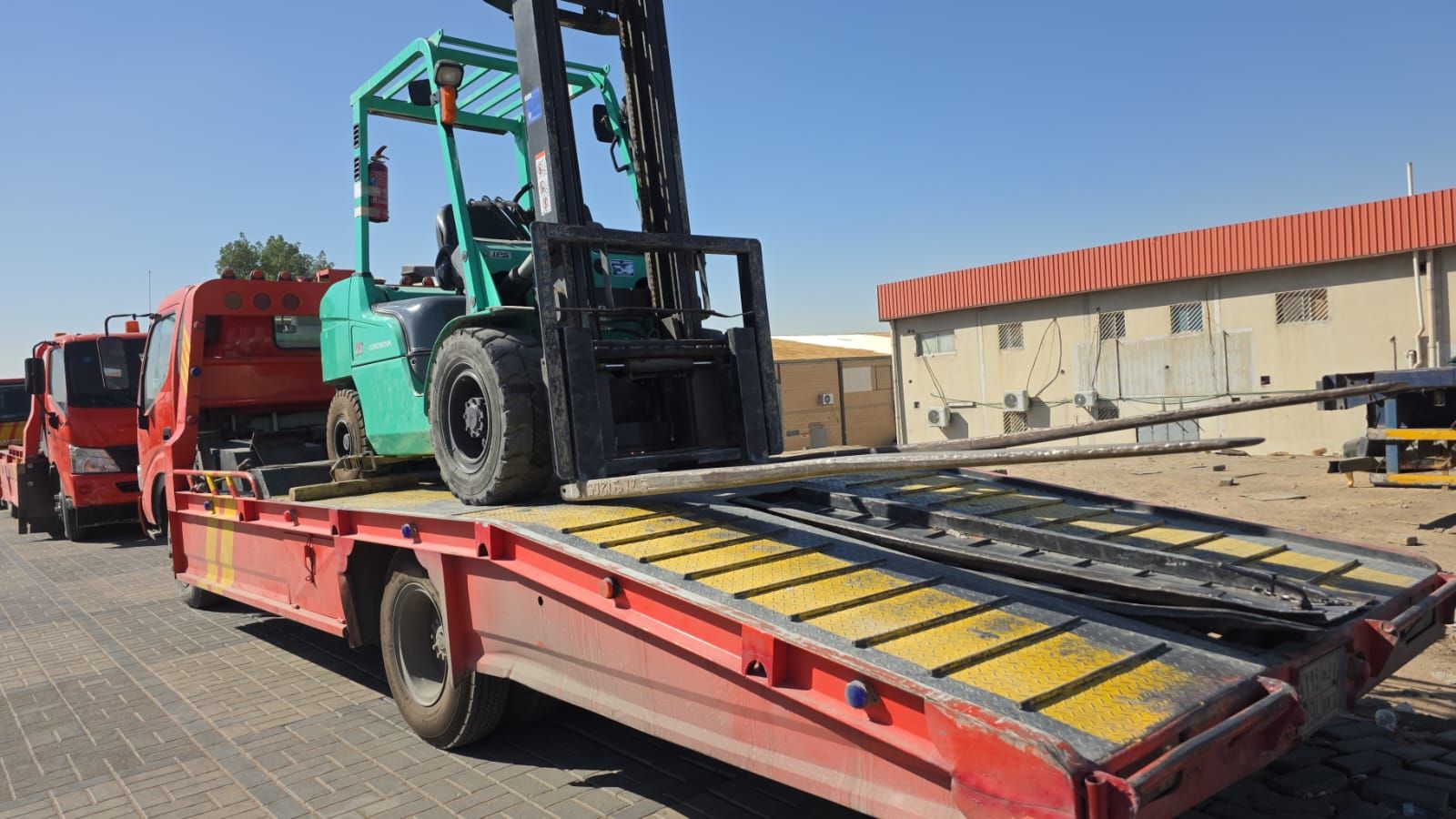 رافعه شوكيه للايجار بجميع الاحجام يومي وشهري الريا