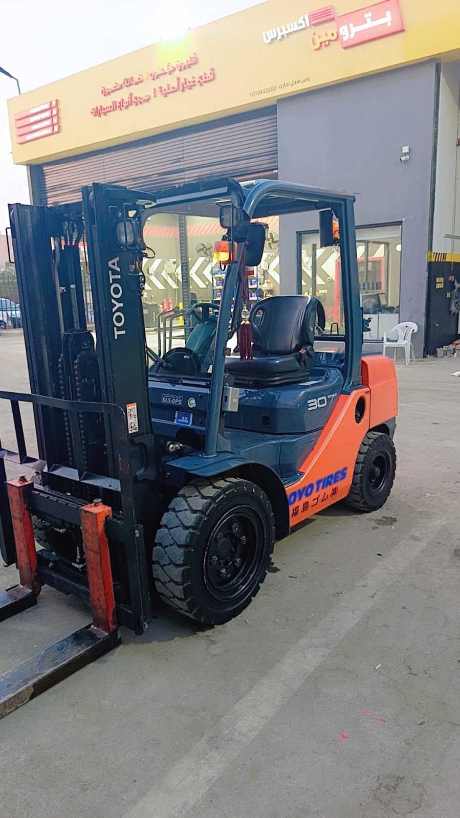 رافعات شوكيه للايجار بجميع الاحجام يومي وشهري مع ا