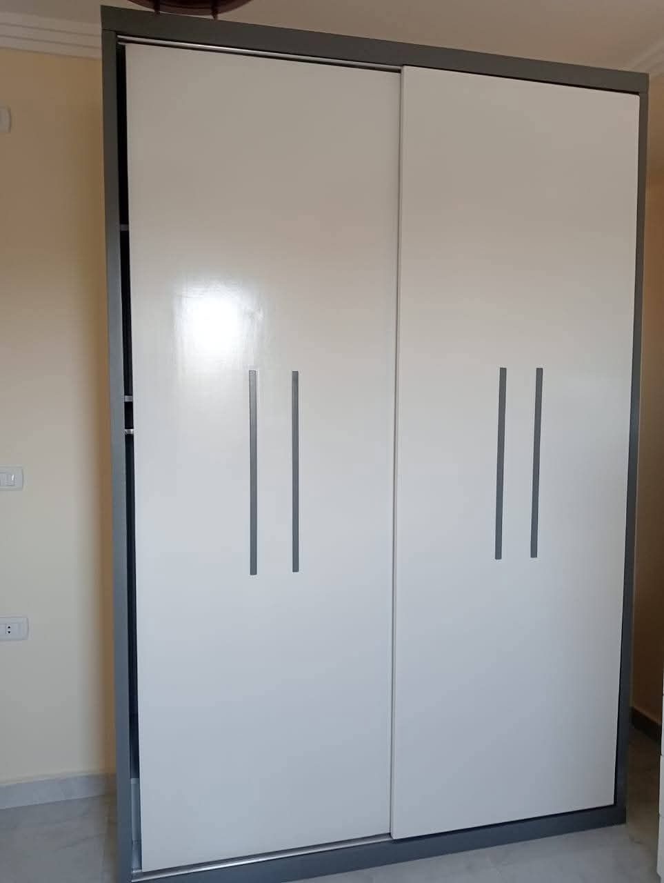 أبو ادهم لجميع دهانا الابواب الخشبيه والموبليات وا