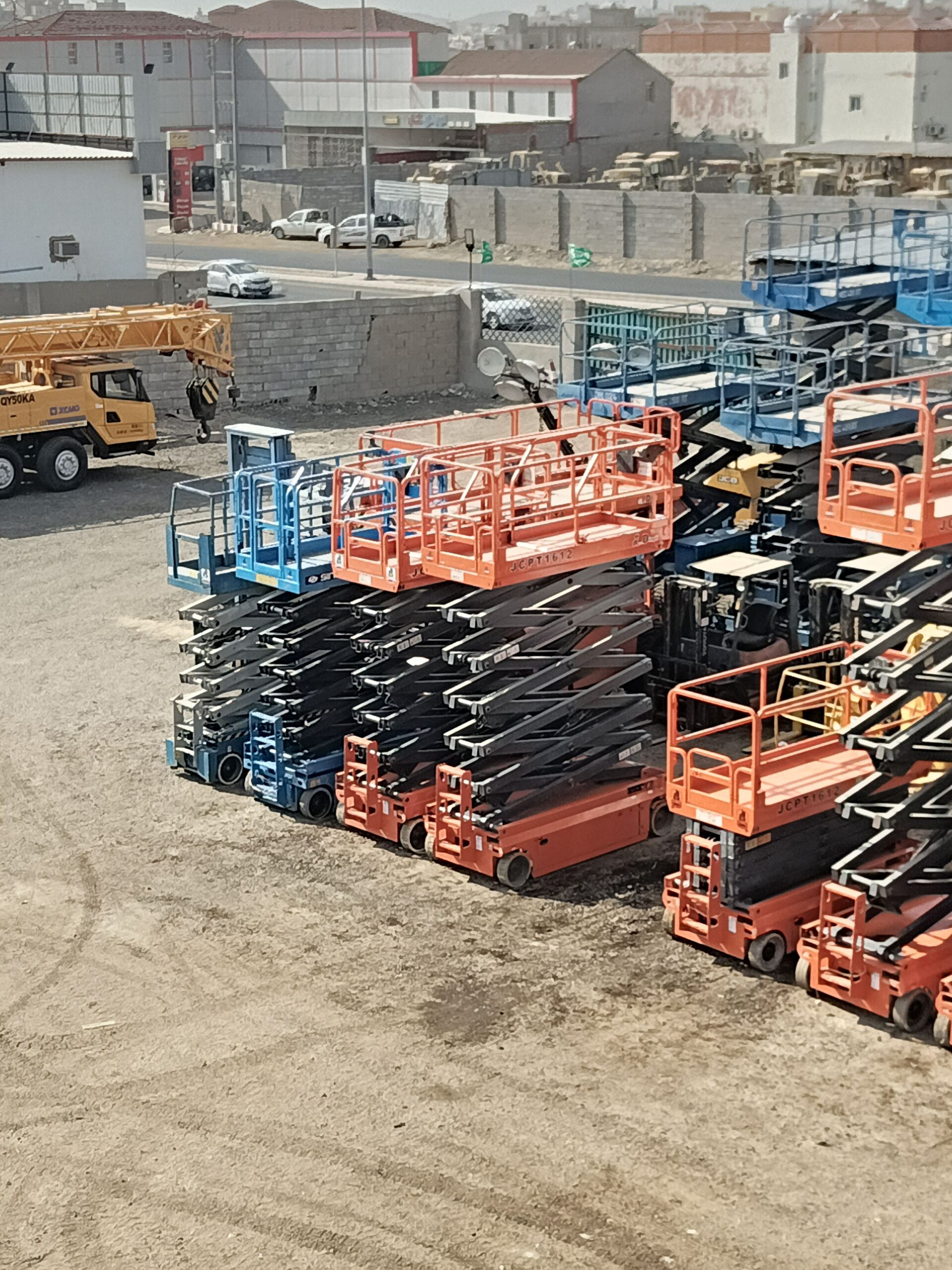 سيزر لفت ومان لفت وكرينات ورافعات شوكيه للاجار الي