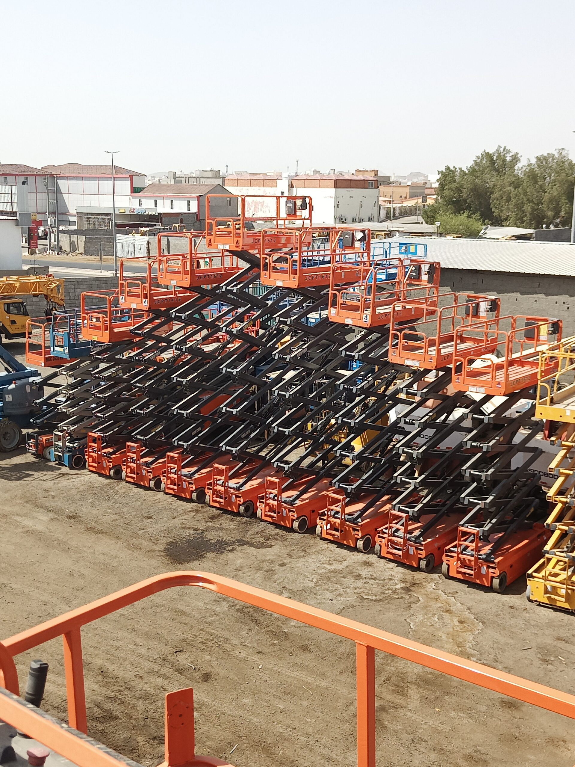 سيزر لفت ومان لفت وكرينات ورافعات شوكيه للاجار الي