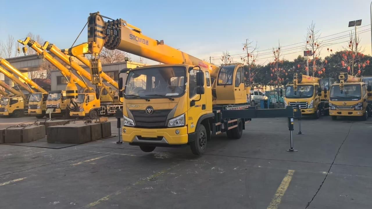 تأجير مانلفت وسيزرلفت وكرينات ورافعات وجي سي بي وت