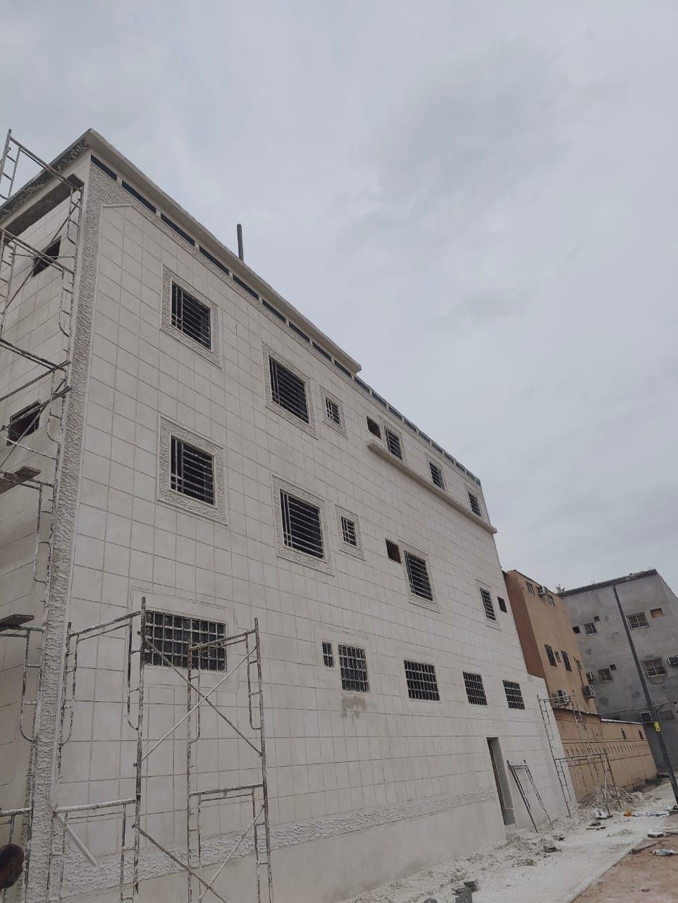 لياسه ملونه بديل الحجر مكونه من اسمنت ابيض وبطحاء