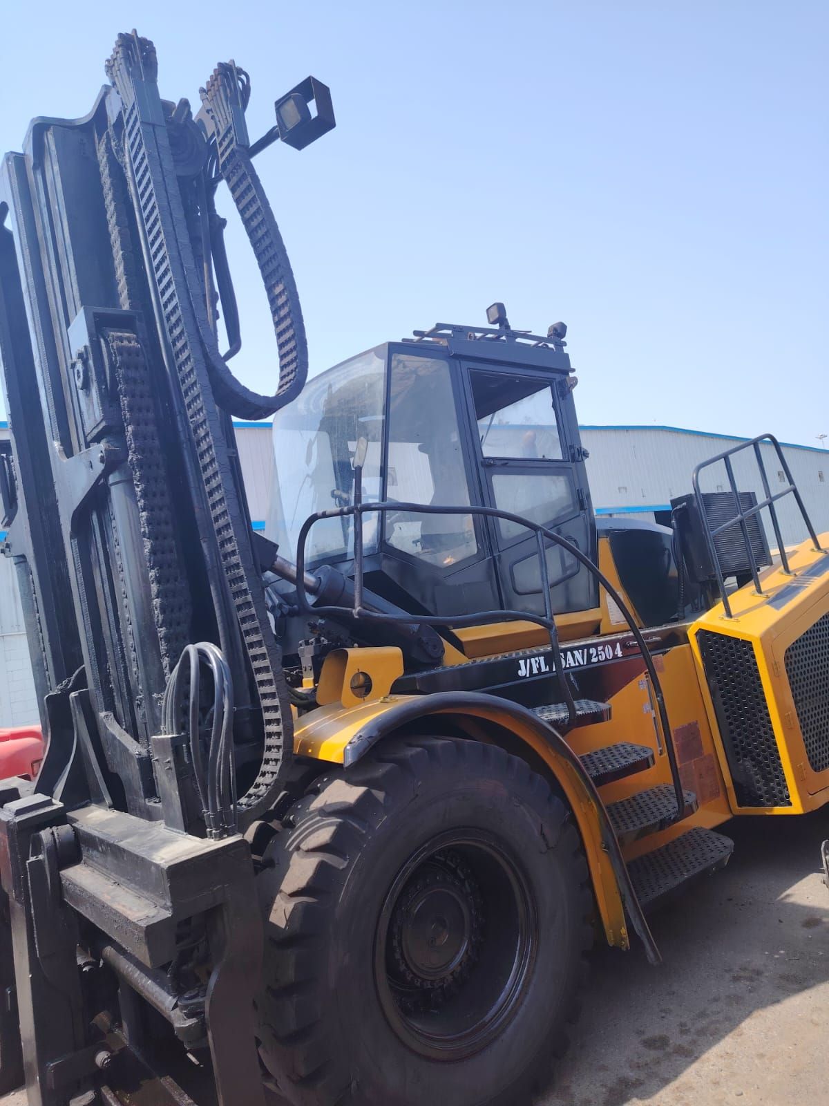 جي سي بي للإيجار تلي هندر ومانلفت وبوم تراك وسيزر