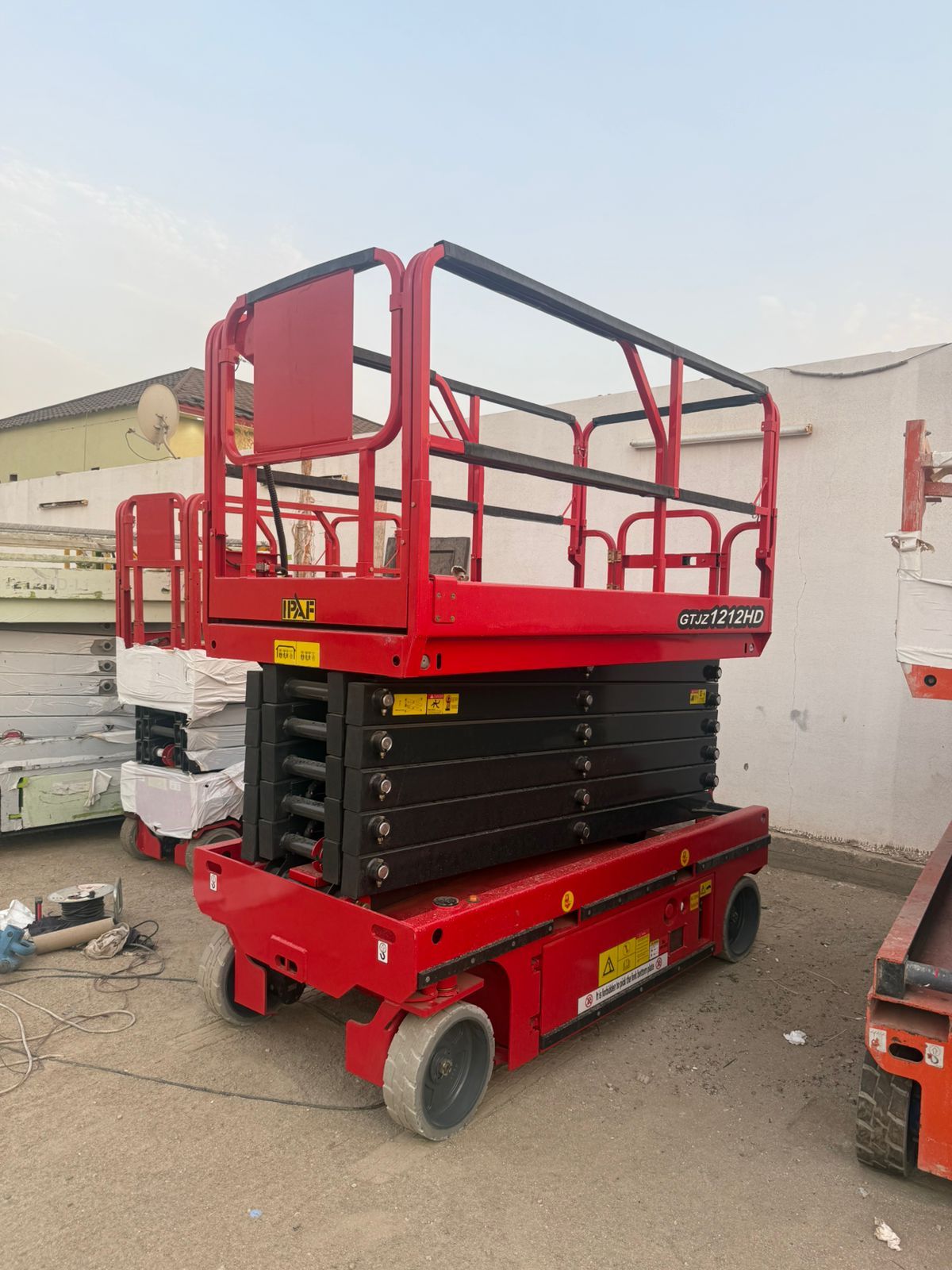 سيزرات لفت 12متر كهرباء للايجار و18متر ديزل2026