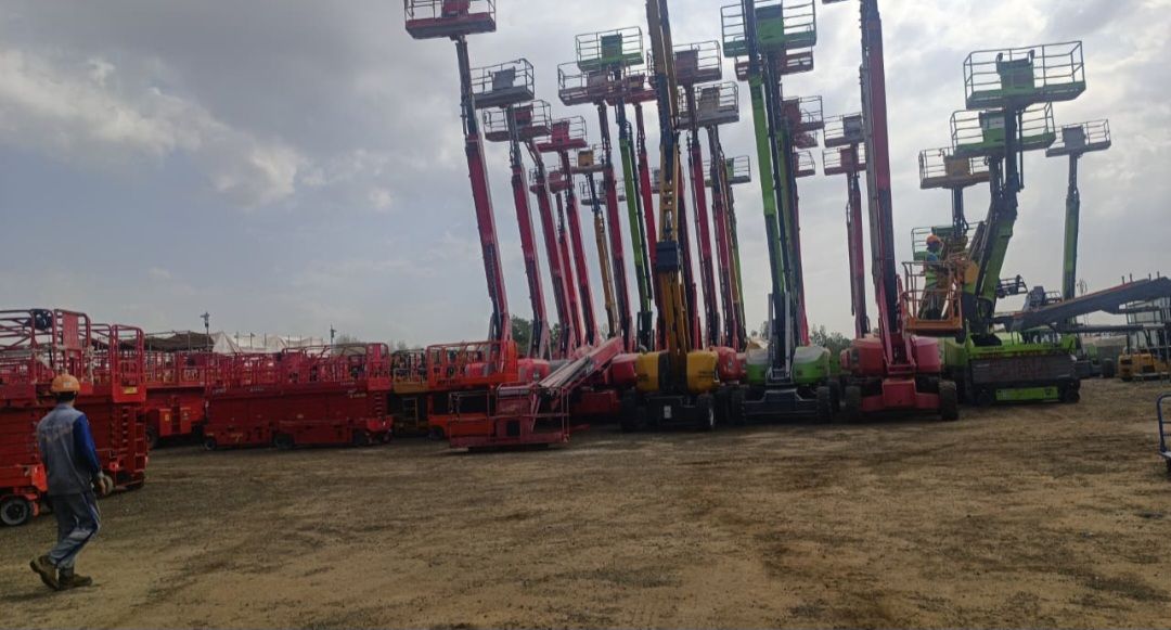 1. مان لفت 14 متر: للإيجار – ارتفاع 12 متر 2. مان