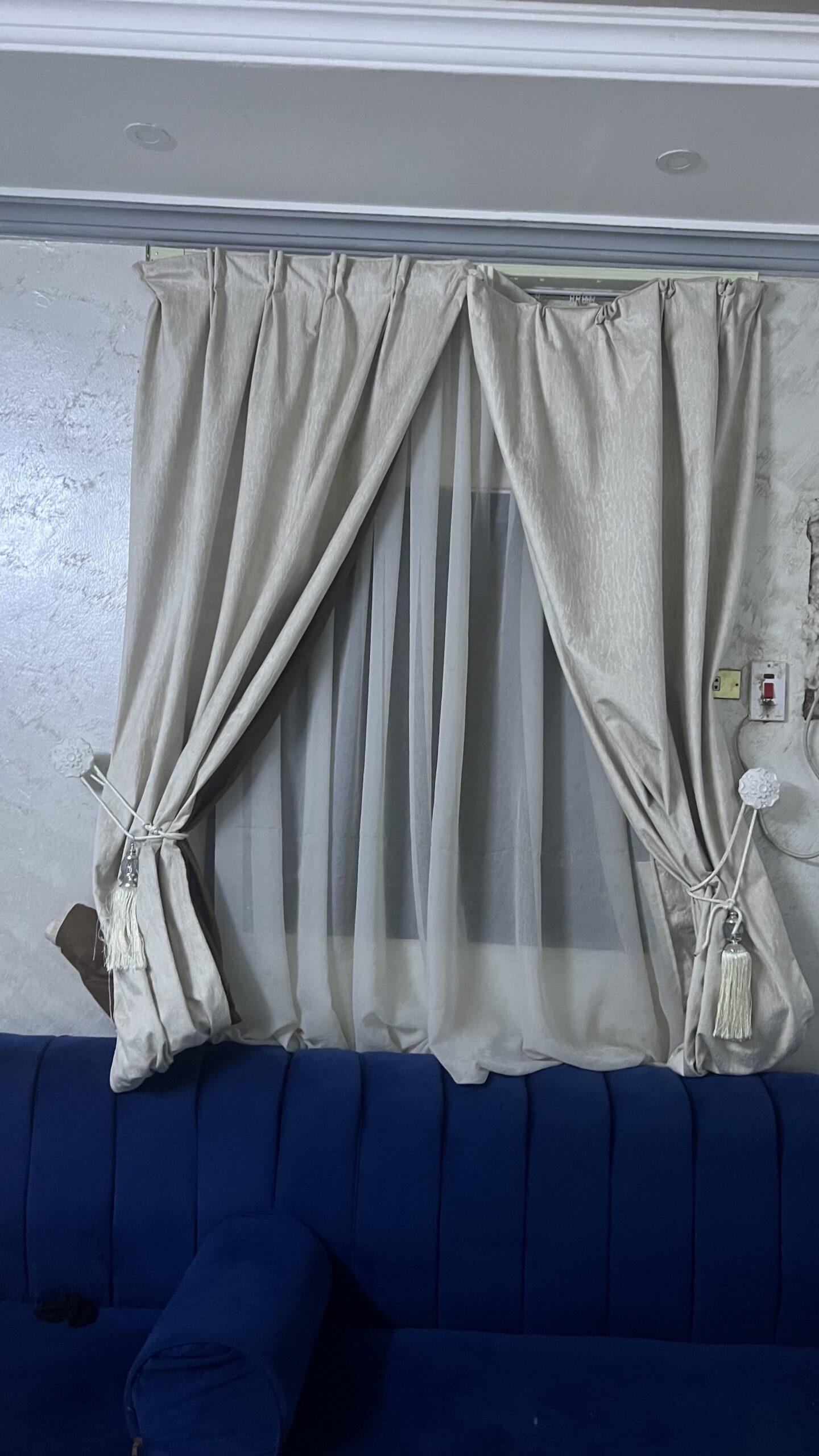 طاوله تلفزيون . مشمع . فرشه . ستاره