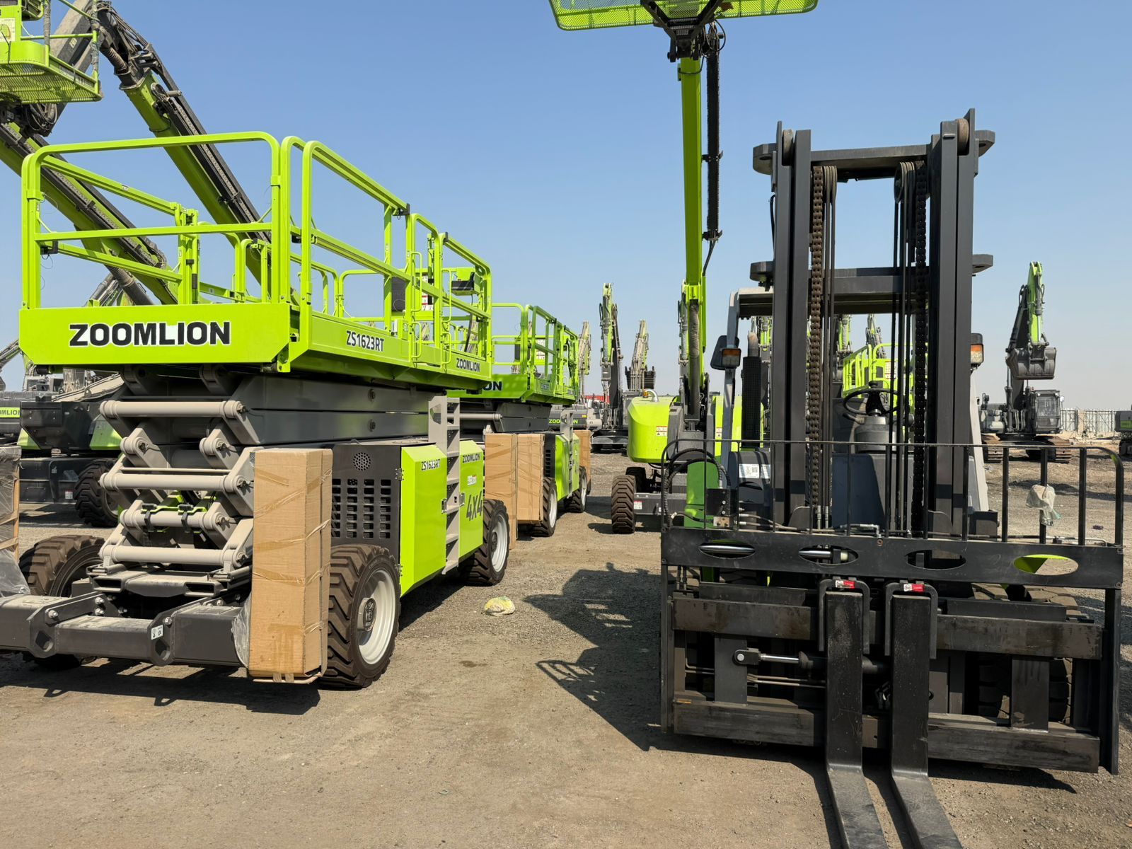 رافعات مقصيه سقالات كهربائيّة 12متر 18متر للايجار