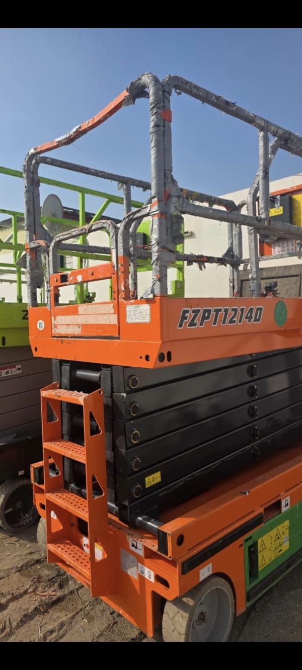 متوفر لدينا سيزر لفت ورافعات مقصية وسقالات كهربائي