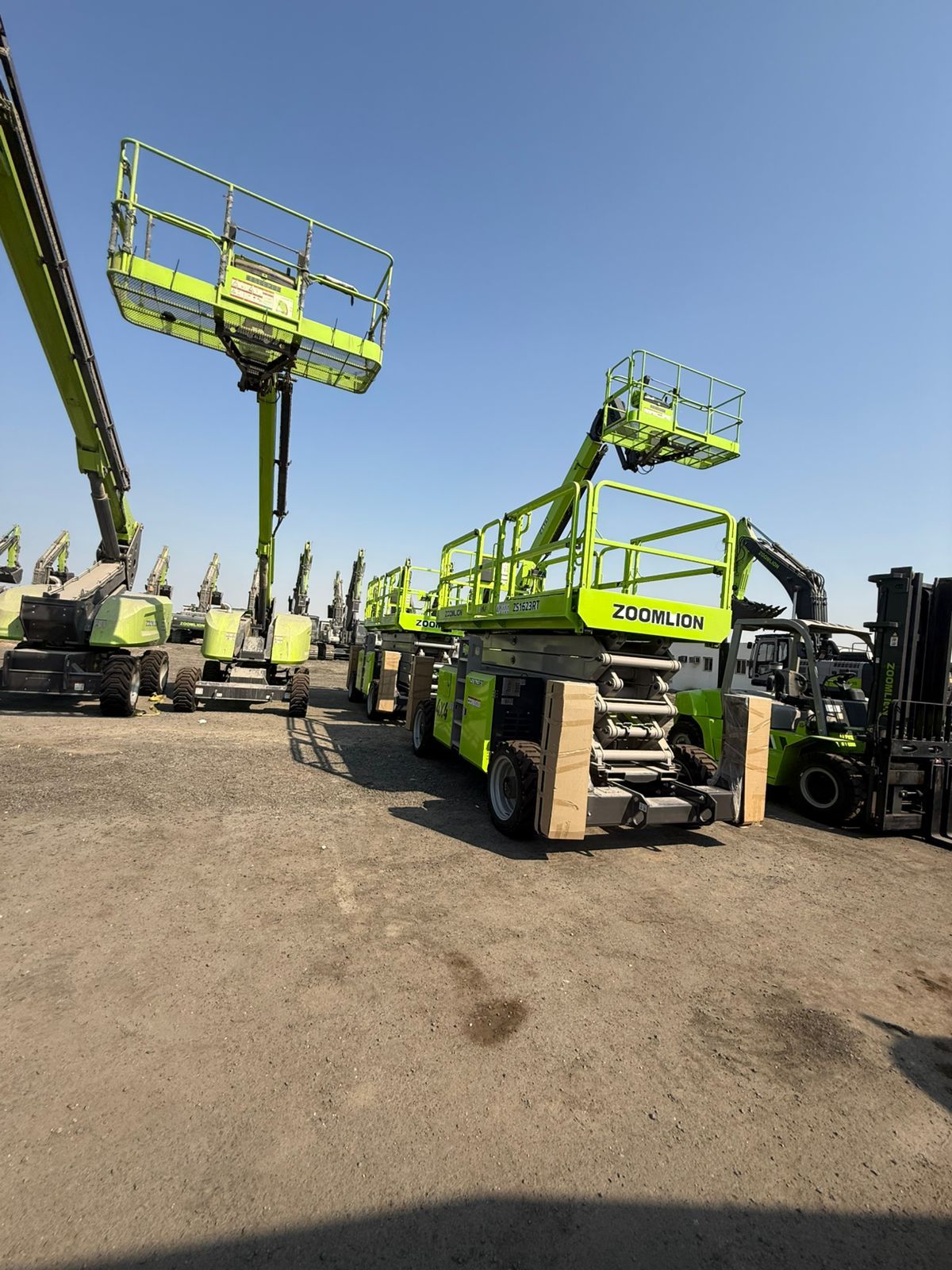 سقالات كهربائيّة 14متر للايجار