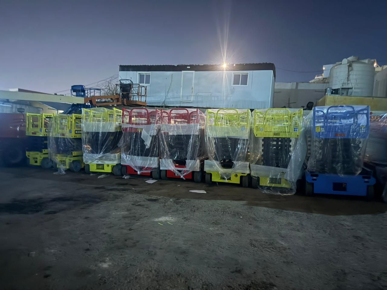 رافعات مقصيه 12متر كهرباء للايجار