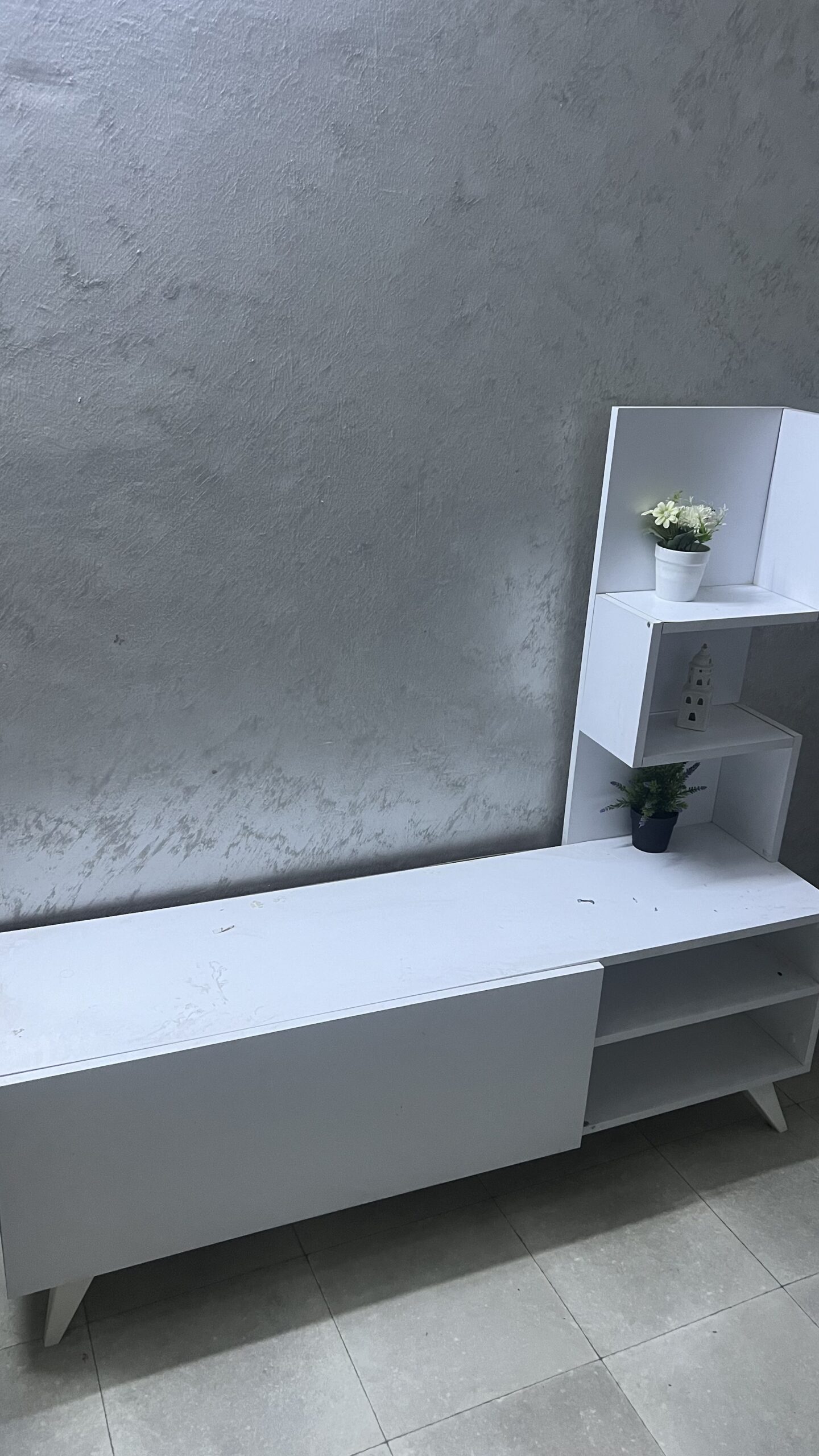 طاوله تلفزيون . مشمع . فرشه . ستاره