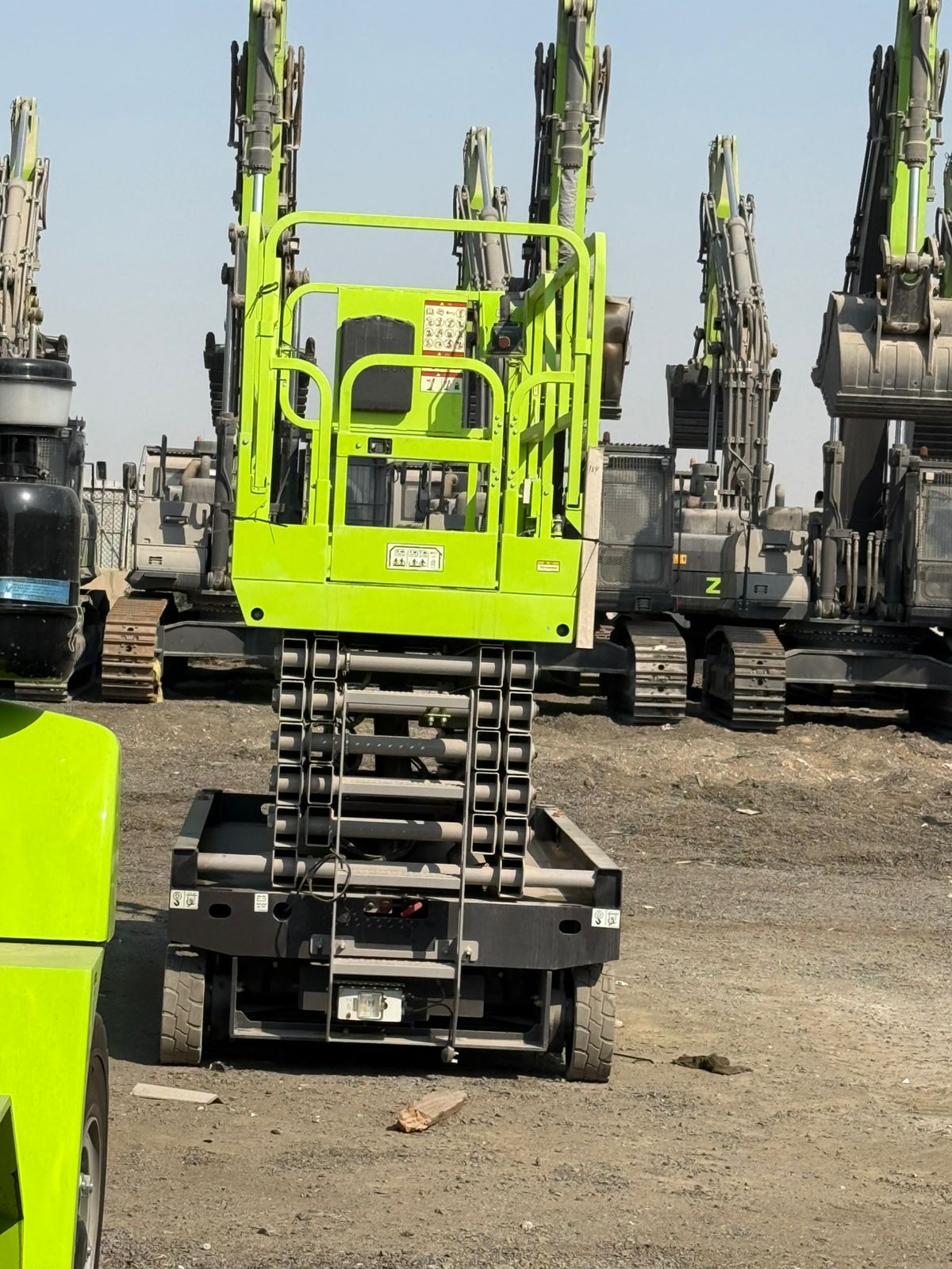 رافعات مقصيه سقالات كهربائيّة 12متر 18متر للايجار