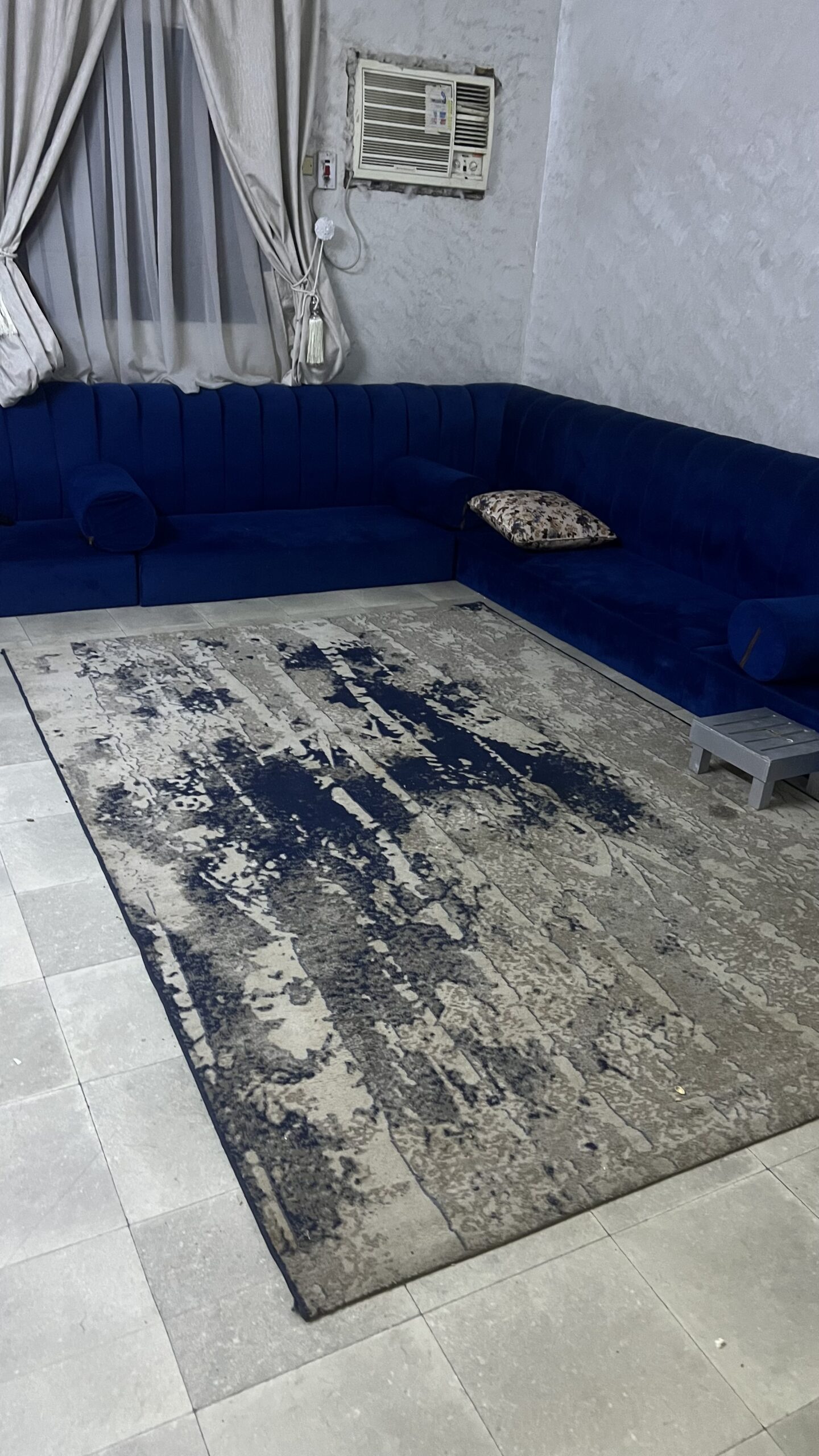 طاوله تلفزيون . مشمع . فرشه . ستاره