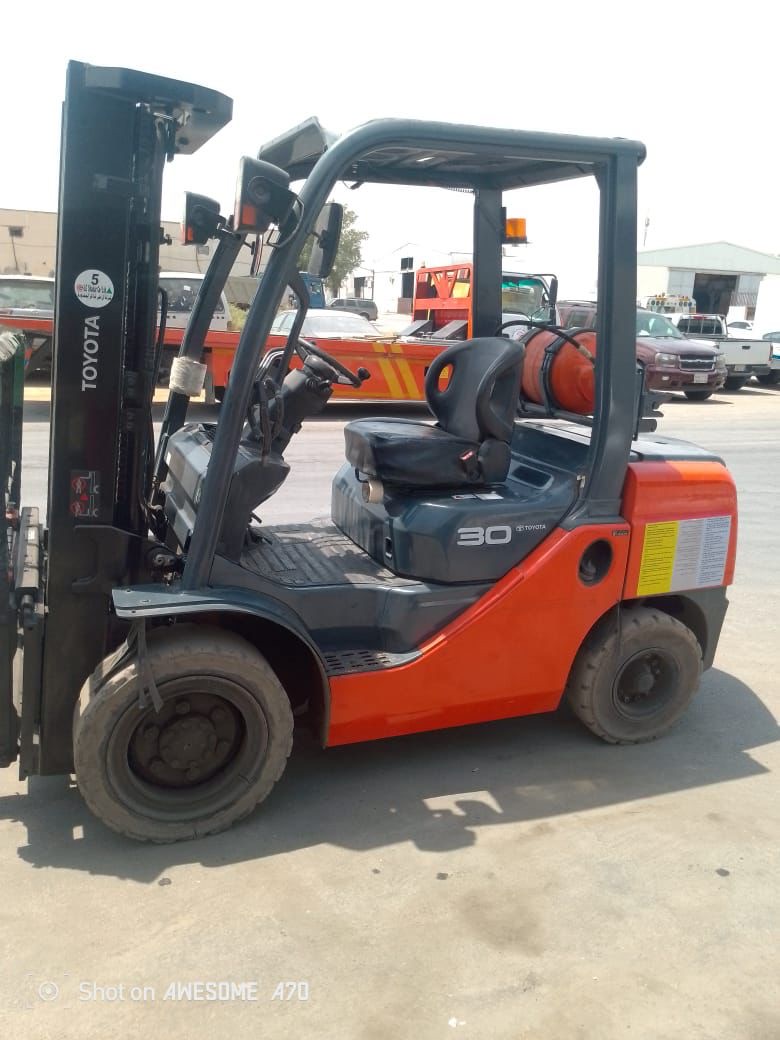 تأجير مانلفت وسيزرلفت وكرينات ورافعات وجي سي بي وت