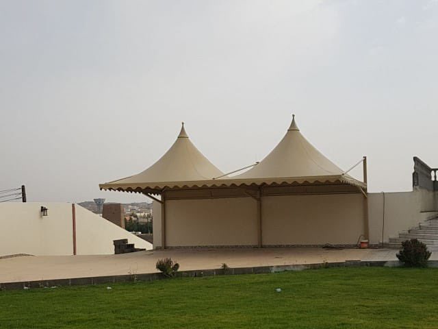 مظلات مواقف سيارات جاهزة – ثبات وقوة وعزل ممتاز