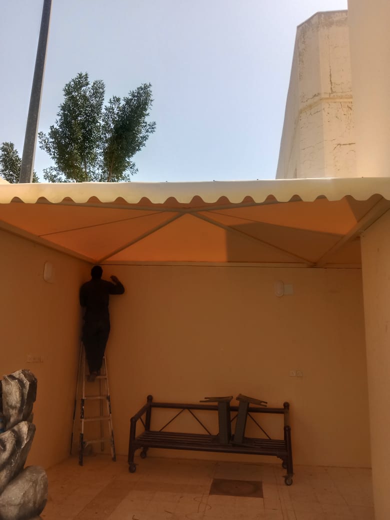 مظلات مواقف سيارات جاهزة – ثبات وقوة وعزل ممتاز