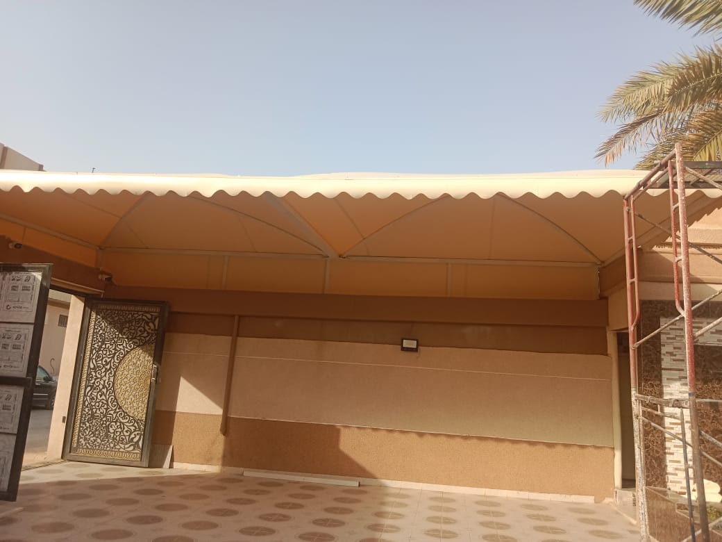 مظلات مواقف سيارات جاهزة – ثبات وقوة وعزل ممتاز