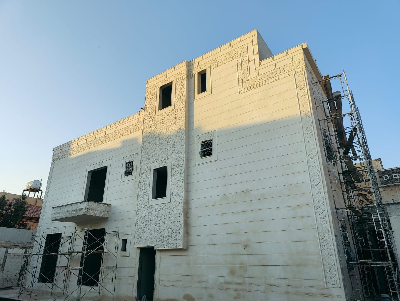 لياسه ملونه بديل الحجر مكونه من اسمنت ابيض وبطحاء