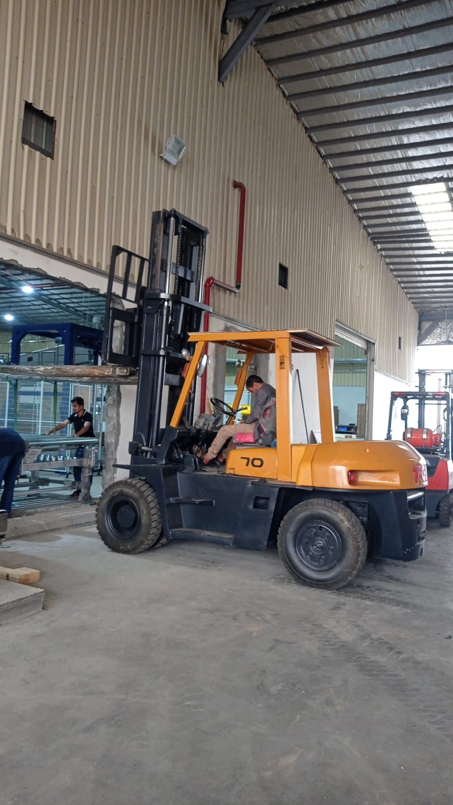 للايجار رافعات شوكية وسيزرات وكرينات في المدينه ال