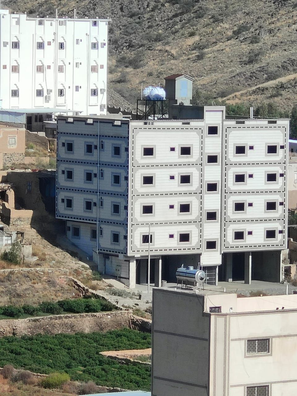 لياسه ملونه بديل الحجر مكونه من اسمنت ابيض وبطحاء