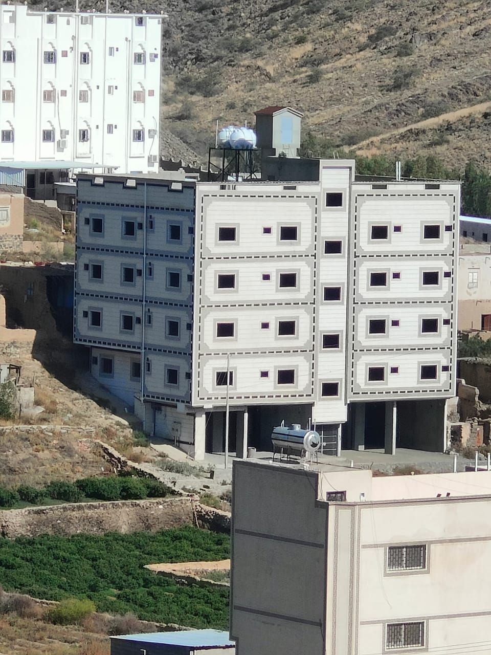 لياسه ملونه بديل الحجر مكونه من اسمنت ابيض وبطحاء