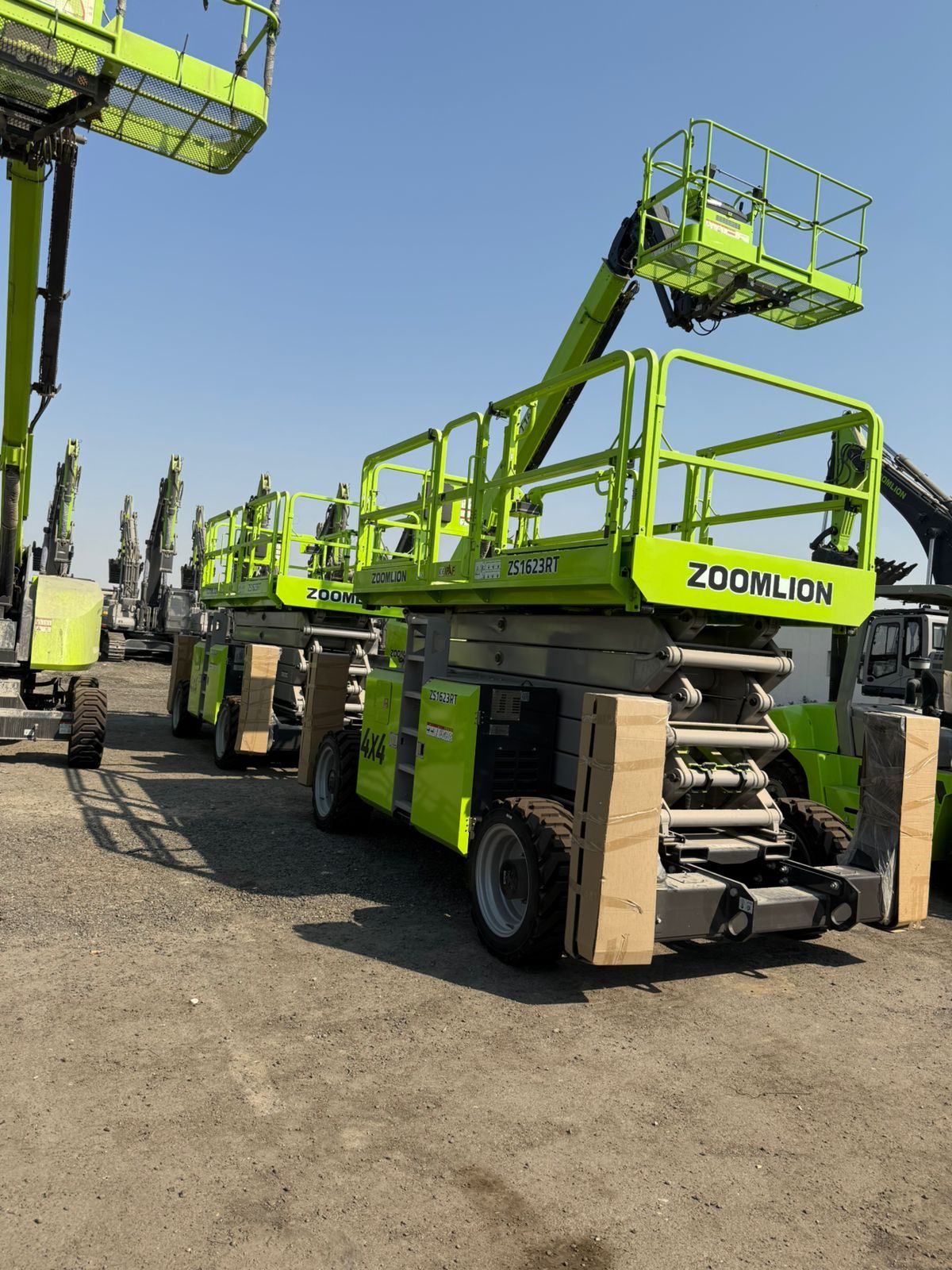 رافعات مقصيه سقالات كهربائيّة 12متر 18متر للايجار