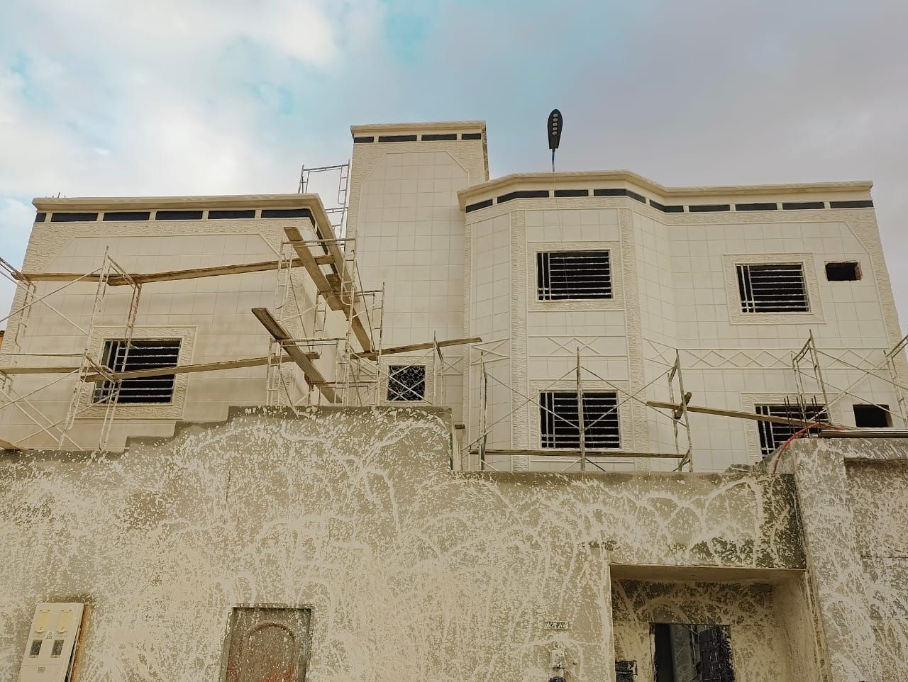 لياسه ملونه بديل الحجر مكونه من اسمنت ابيض وبطحاء