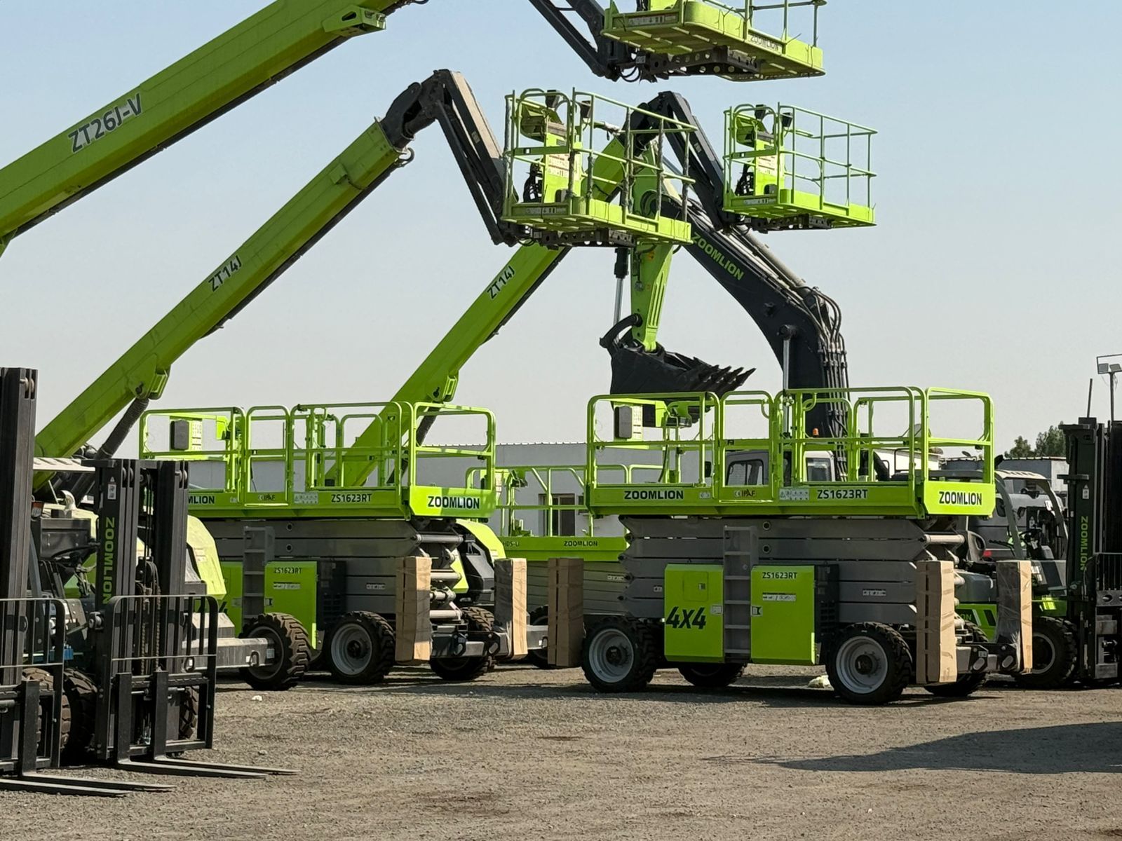 رافعات مقصيه سقالات كهربائيّة 12متر 18متر للايجار