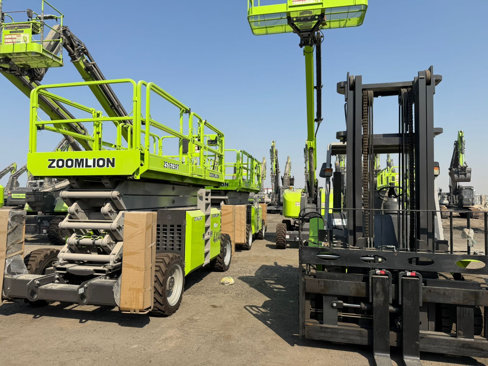 رافعات مقصيه سقالات كهربائيّة 12متر 18متر للايجار