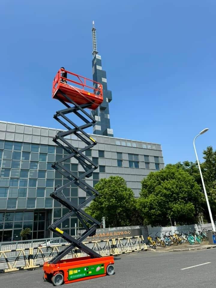 سيزرات لفت متوفرة للإيجار ورافعات شوكية للايجار