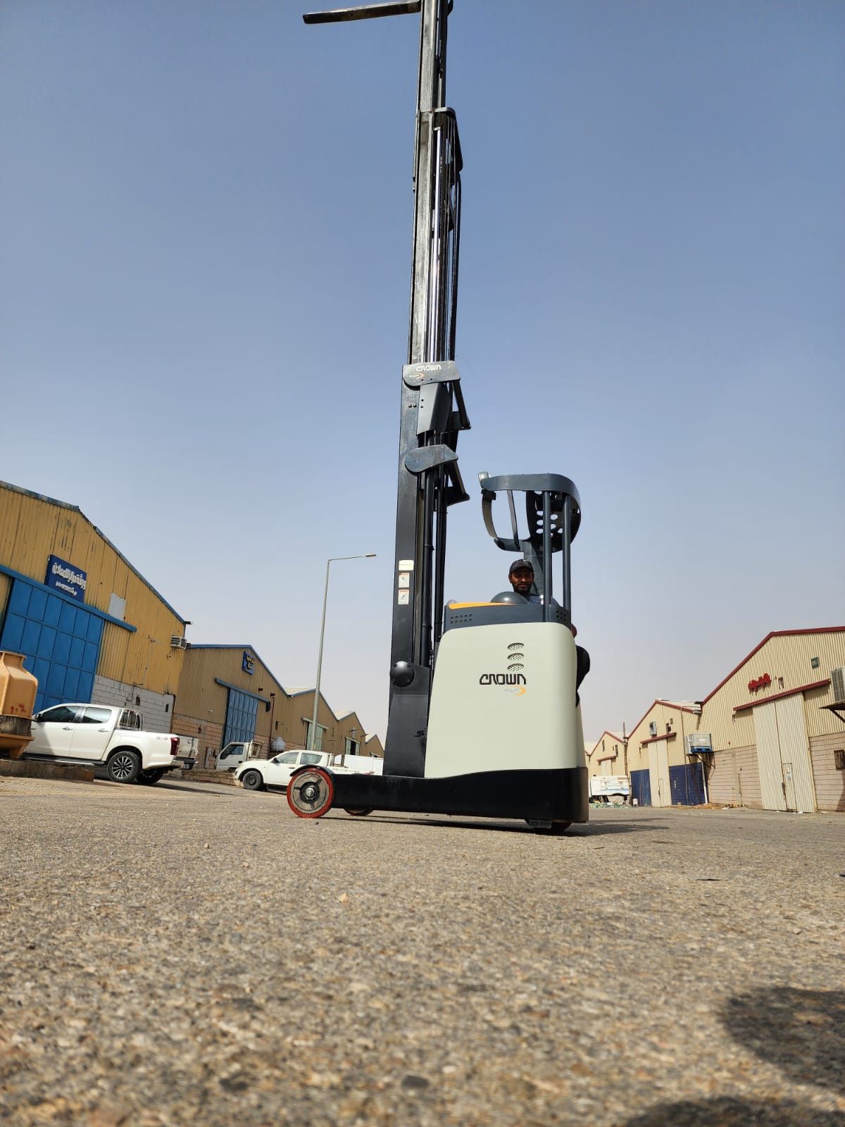 يوجد لدينا رافعات شوكية ريتش تراك كهرباء للايجار ا