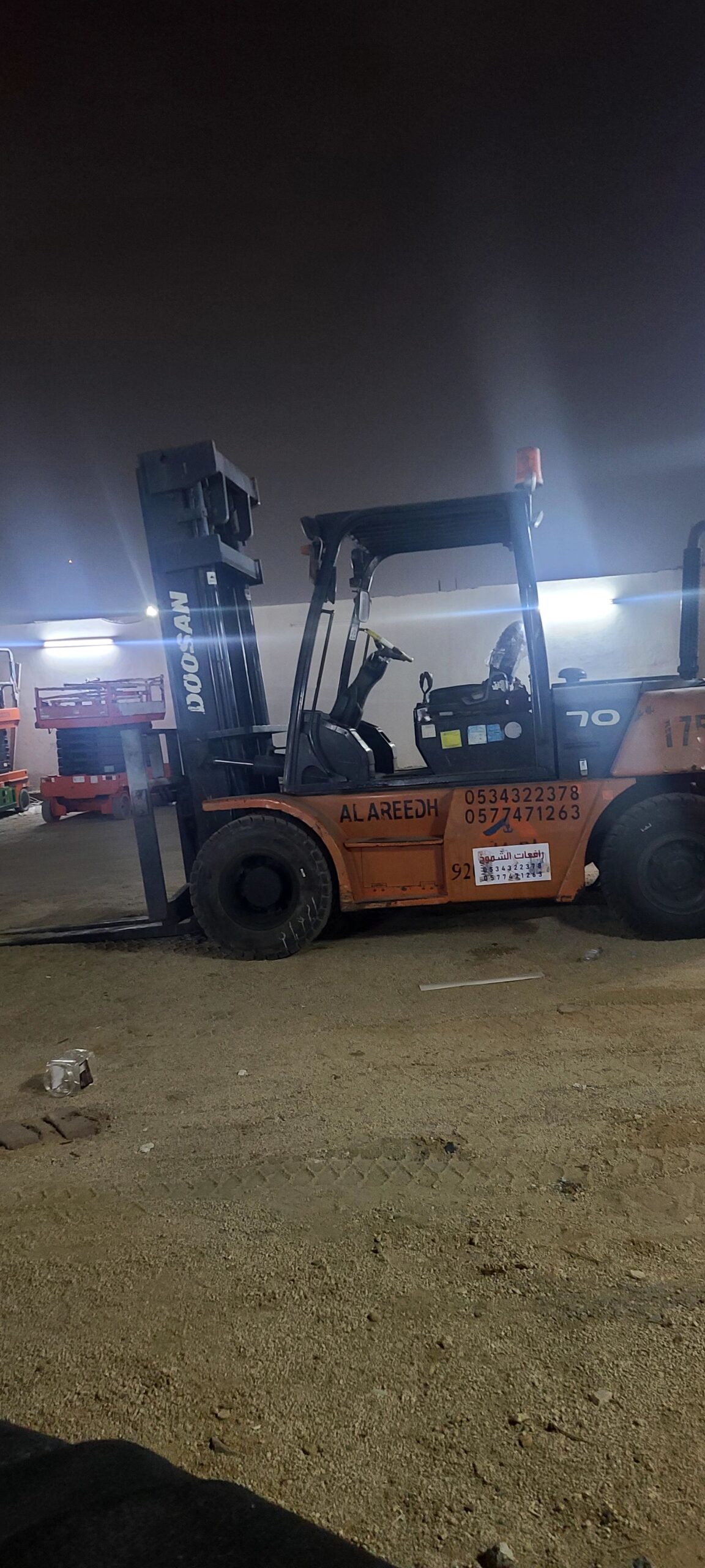 رافعات شوكية متوفرة للايجار وسيزرات ليفت متوفرة لل