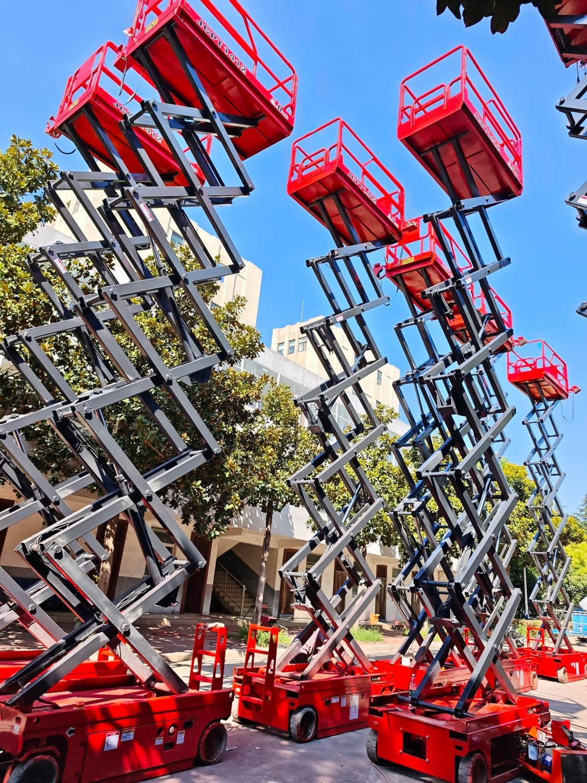 سيزر لفت رافعه مقصيه 10متر12متر14متر كهرباء للايجا