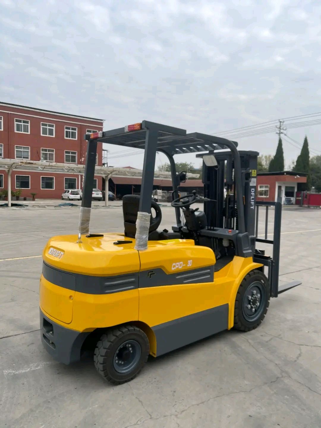 رافعات شوكية وسيزرات ليفت للايجار