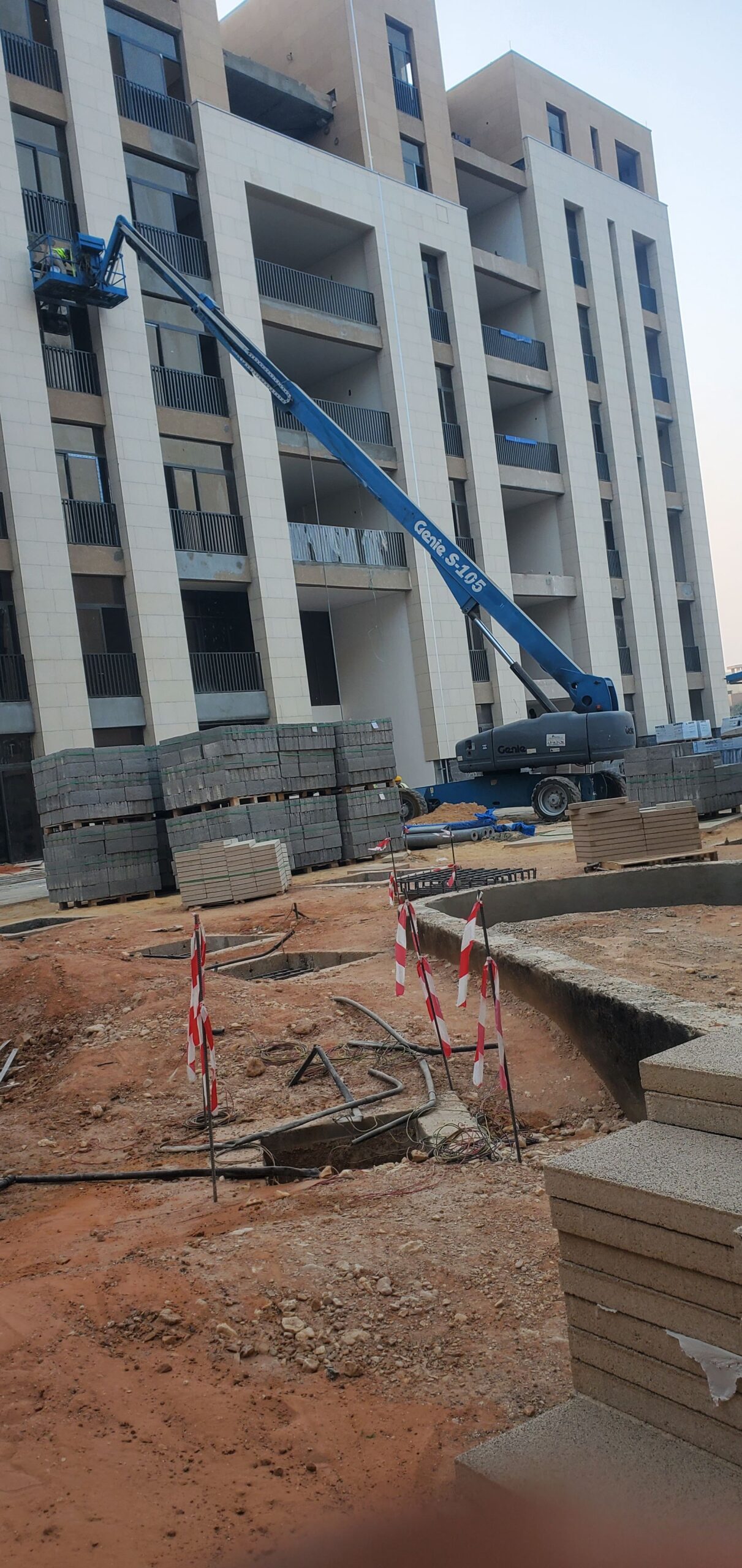 سيزرات لفت مان لفت للايجار روافع بكل احجامها للايج