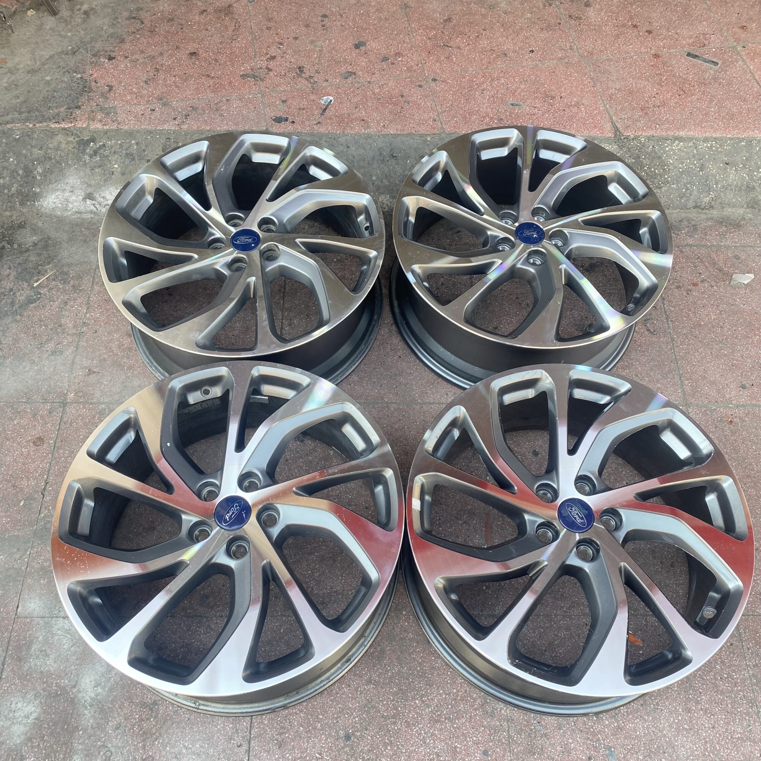 جنوط تورس موديل ٢٠٢٤ مقاس ١٩ فل كامل اصلي وماه ل