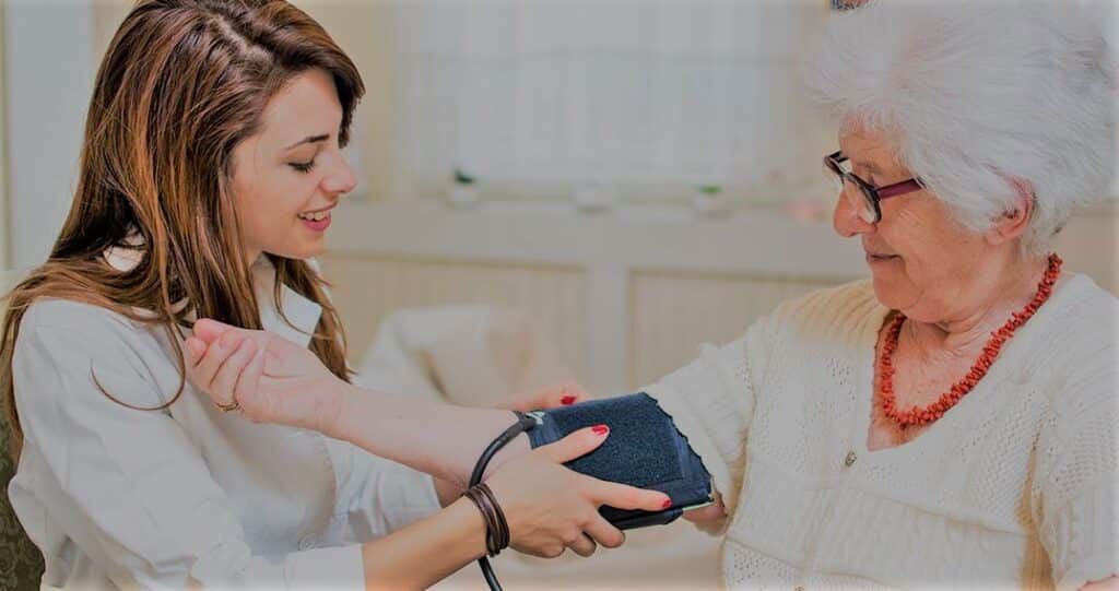 يوجد ممرضين وممرضات خدمات التمريض المنزلي والرعاية